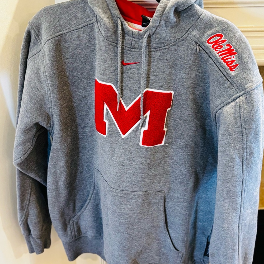 VINTAGE ~ MEN’S Nike Gray and Red  OLE MISS Hoodie - Size: Small